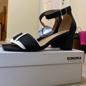 Black heels 8 1/2 ****NEW NEVER WORN****